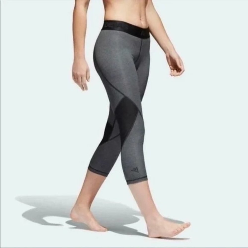 Adidas 3/4 Leggings Womens S Gray‎ Cropped Mid Rise Active Alphaskin Yoga Gym